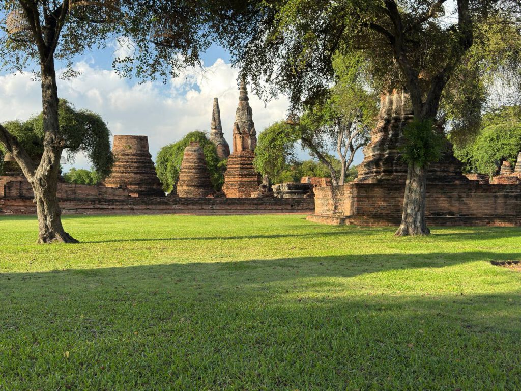 Mémoire de pierre et murmures d’ombre